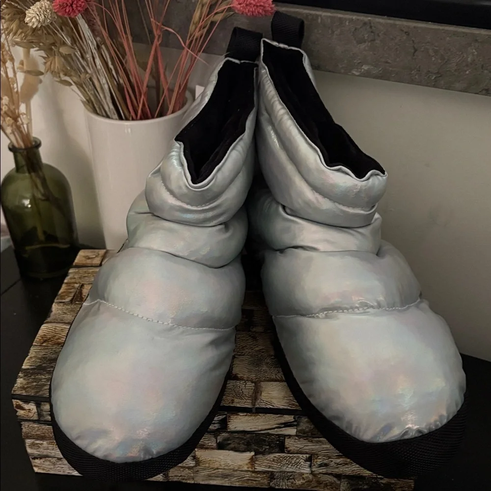 NWT CAPEZIO (9/10) Slipper Boot Metallic Nylon Quilt Moon Silver Black Comfort - Picture 12 of 15